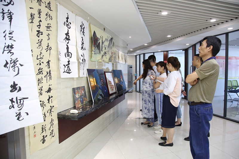 新型能源公司举行首届职工字画展